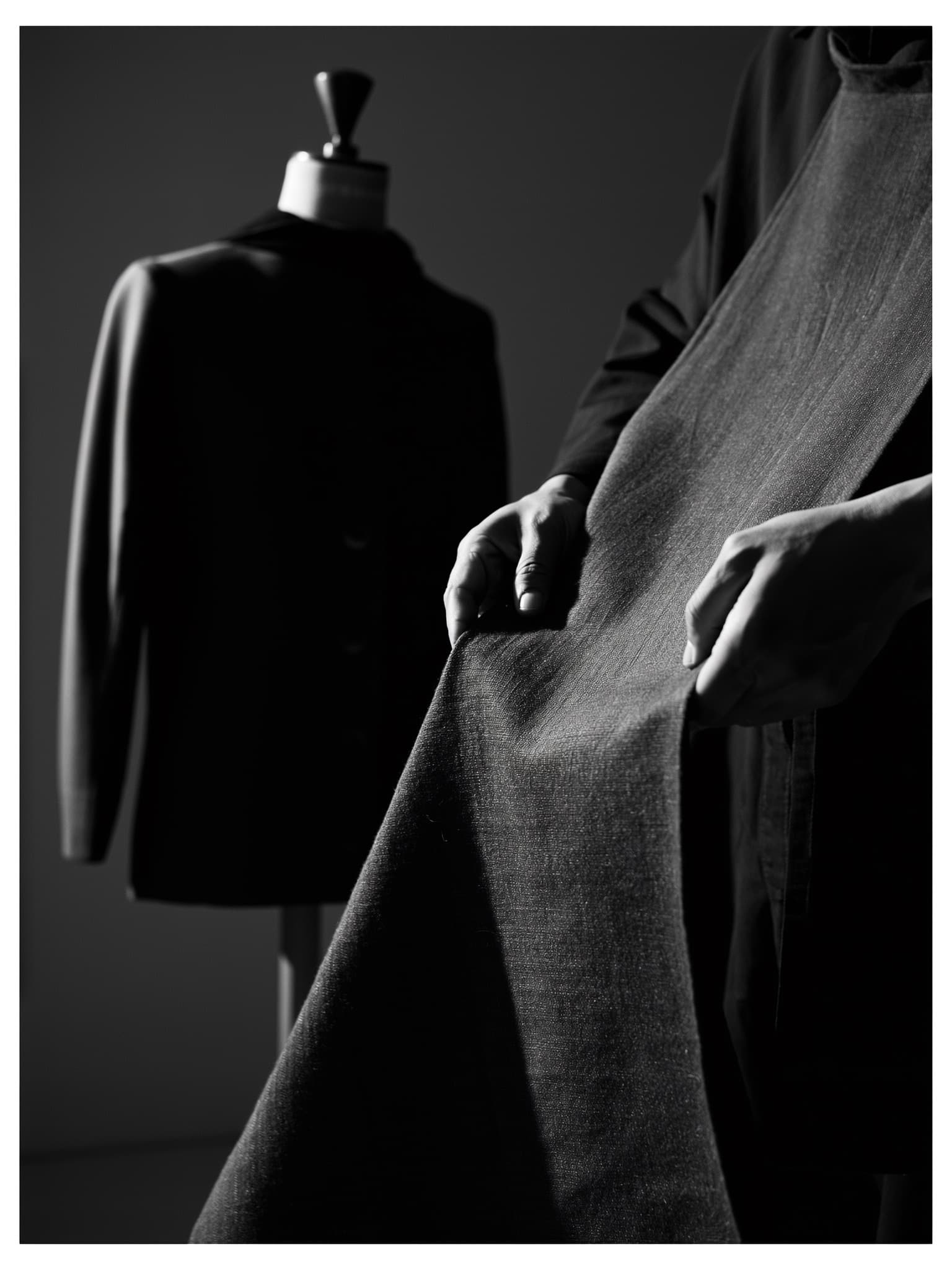 Les mains d’un couturier au travail — un atelier indépendant de Séoul