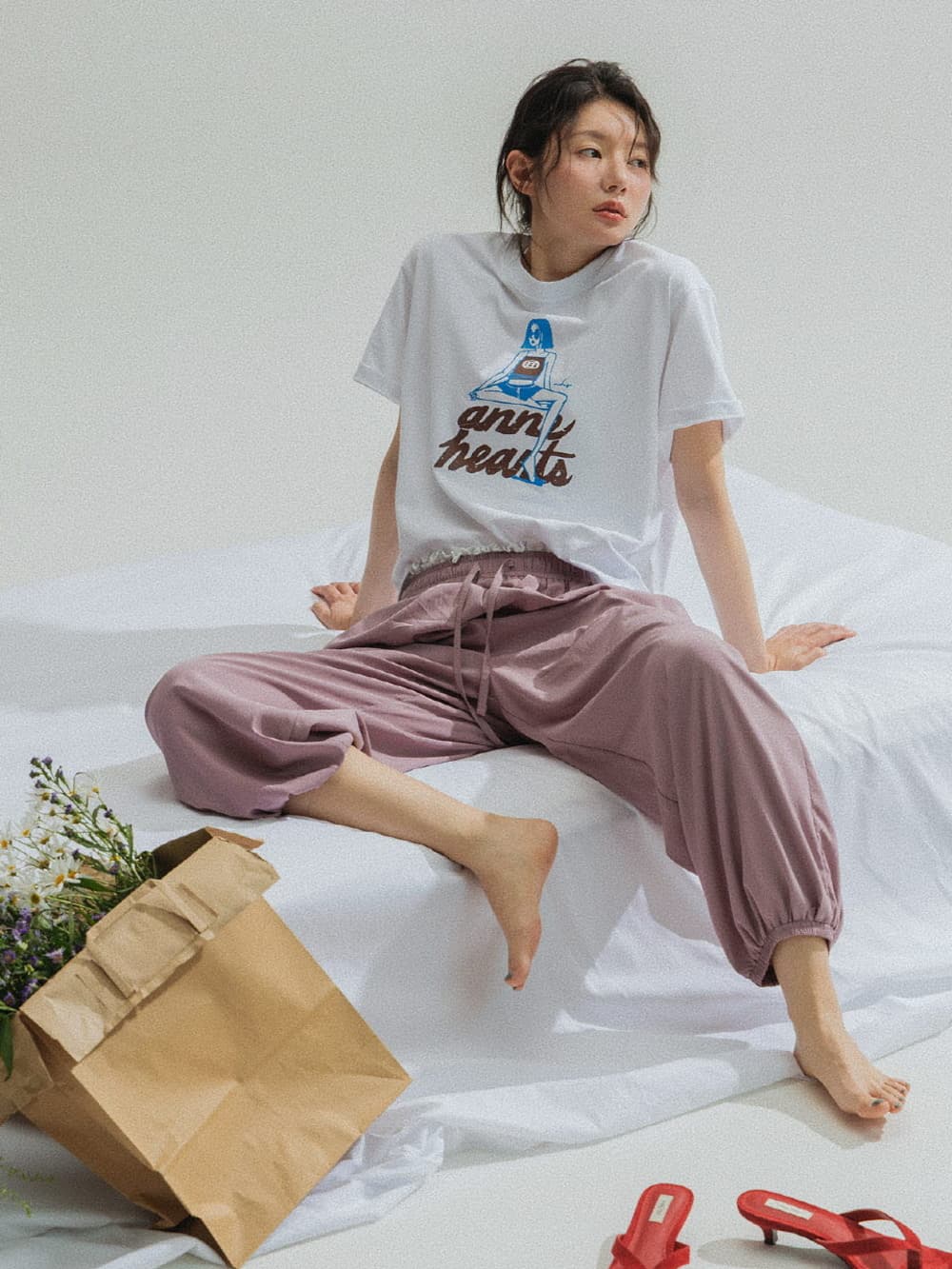Sitting Girl Tee (White) — vue 4