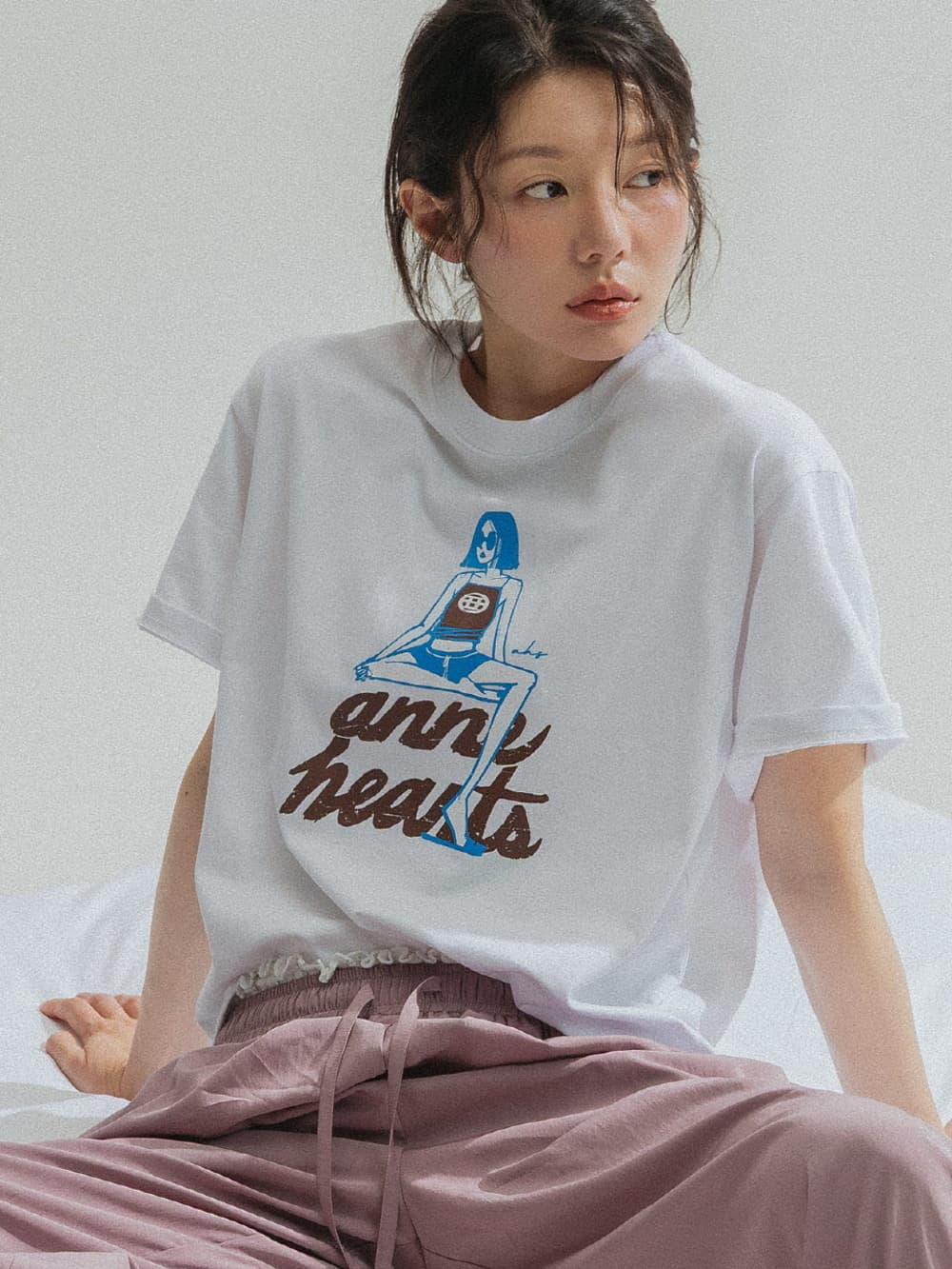 Sitting Girl Tee (White) — vue 6