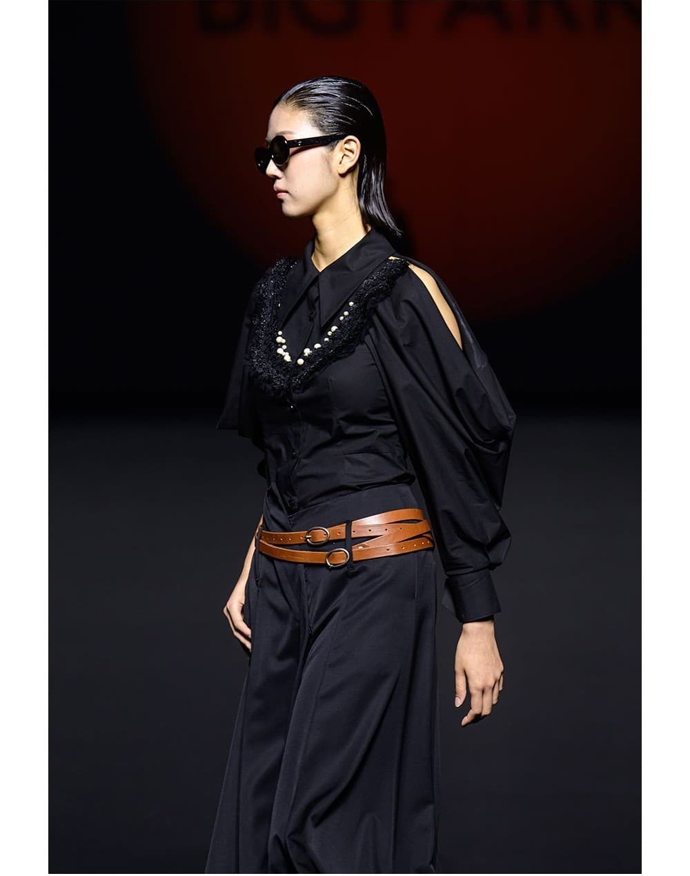 Open-Shoulder Black Blouse — vue 4