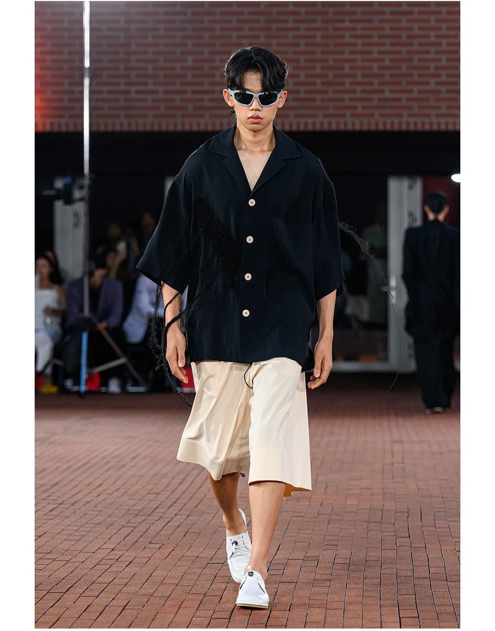 Hand-Embroidered Loose Fit Shirt — vue 3