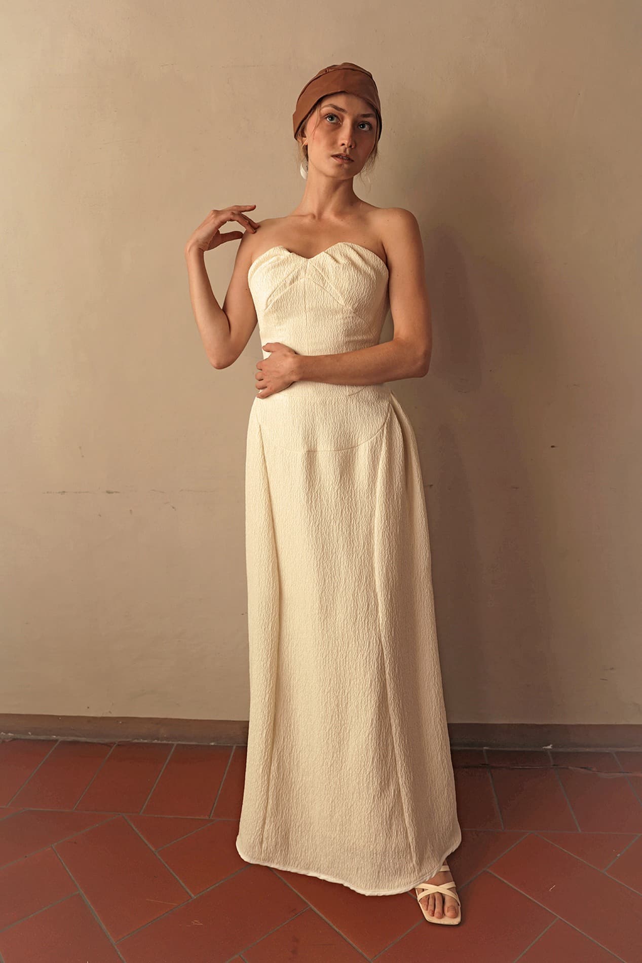 Wrinkled Silk Tube-Top Dress — vue 1