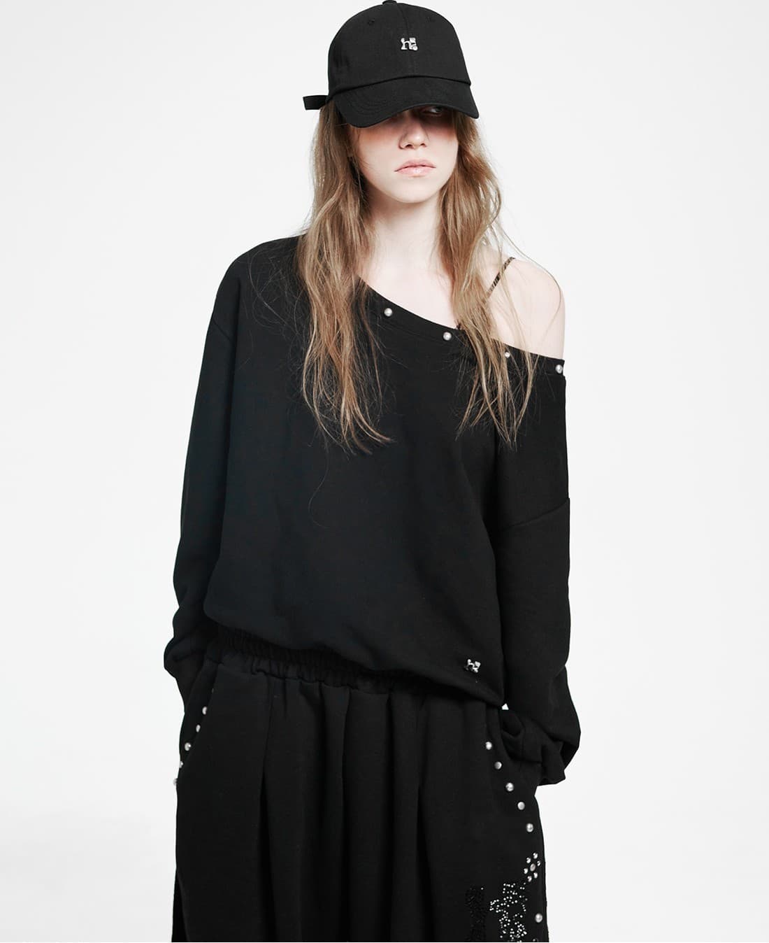 Holy Symbol Off-shoulder Sweatshirt_BLACK — vue 2