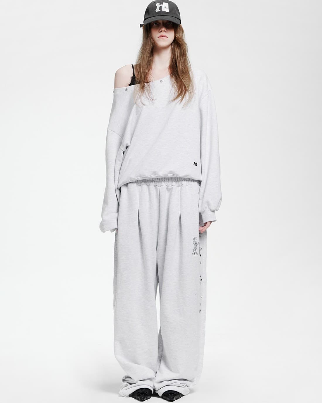 Holy Symbol Off-shoulder Sweatshirt_WHITE MELANGE — vue 10
