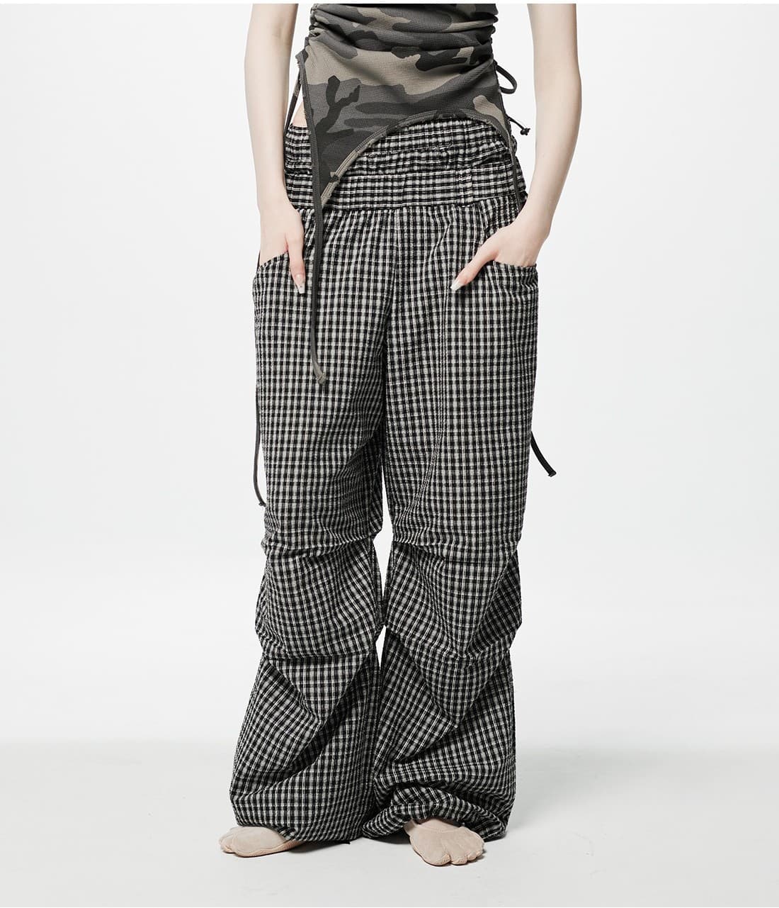 Layered Check Pintuck Pants — vue 5