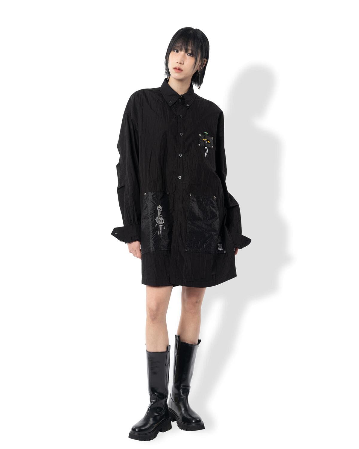 Pleated Signature Out-Pocket Shirt (Black) — vue 7