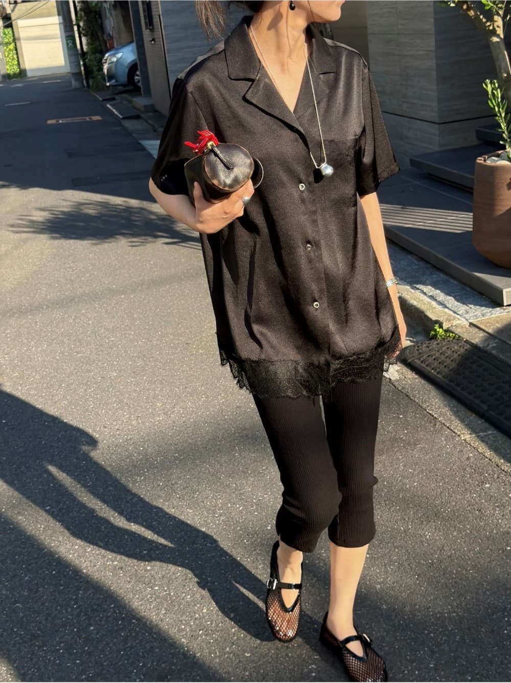 ETE SATIN HALF SHIRT - BLACK — vue 6