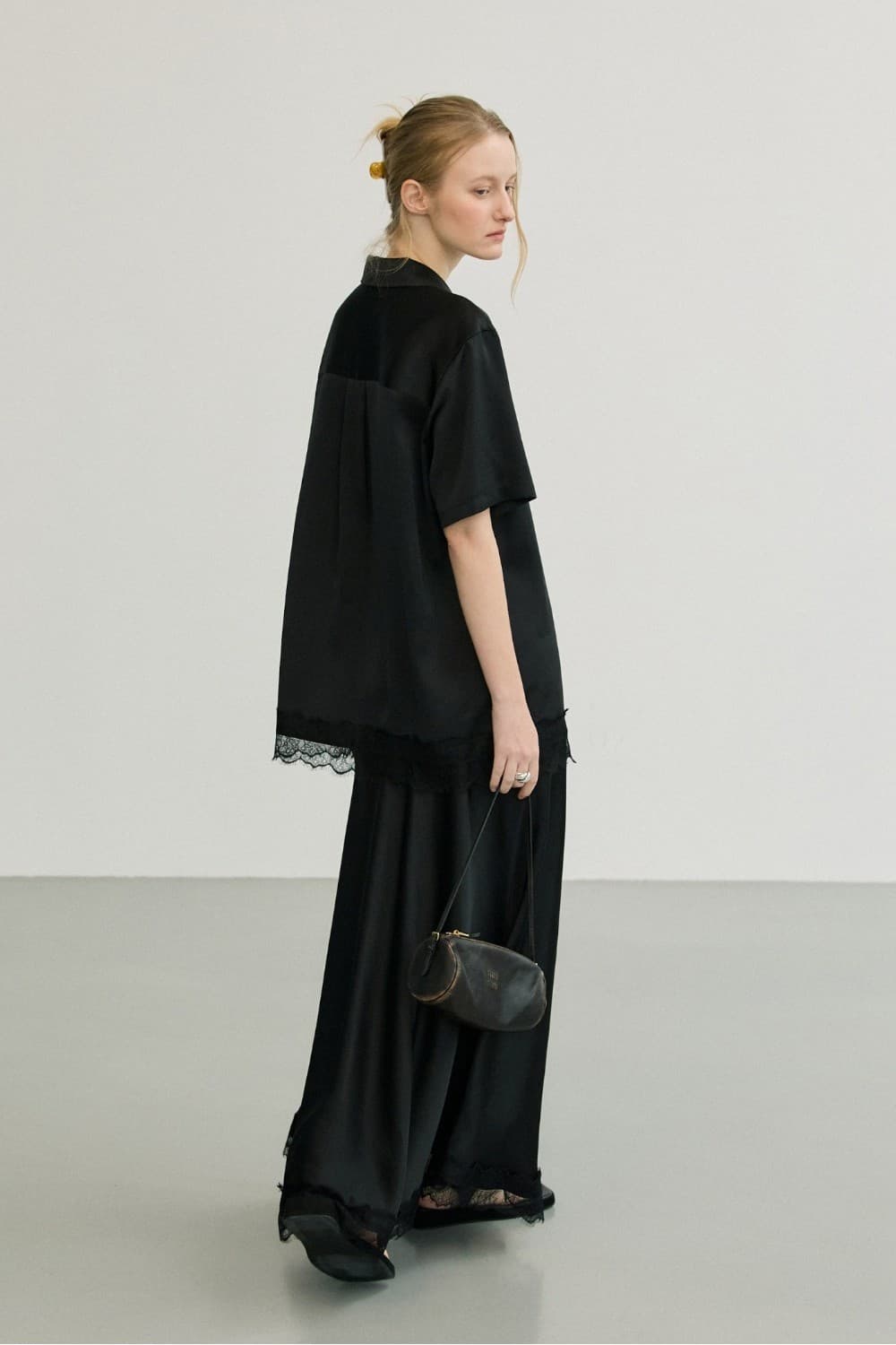 ETE SATIN HALF SHIRT - BLACK — vue 11