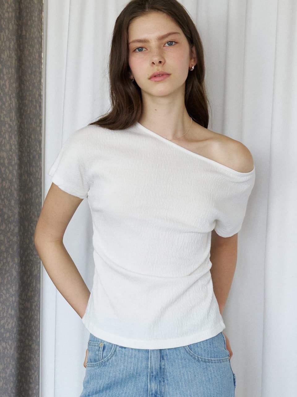 wrinkle off-shoulder T-shirt (white) orc 6043 — vue 1