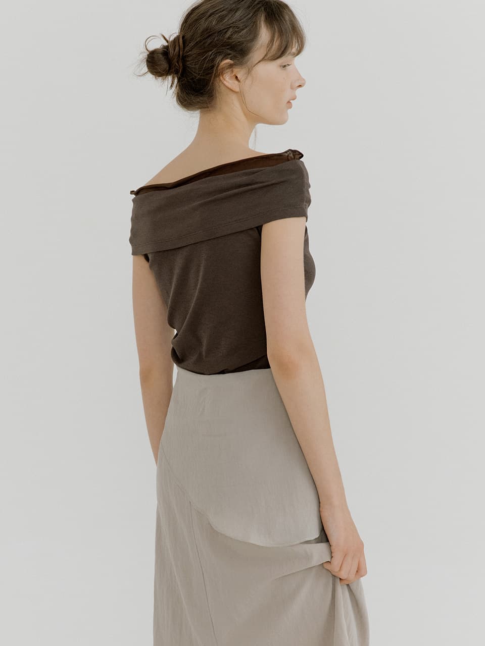 chiffon off-shoulder T-shirt (brown) orc 6073 — vue 4