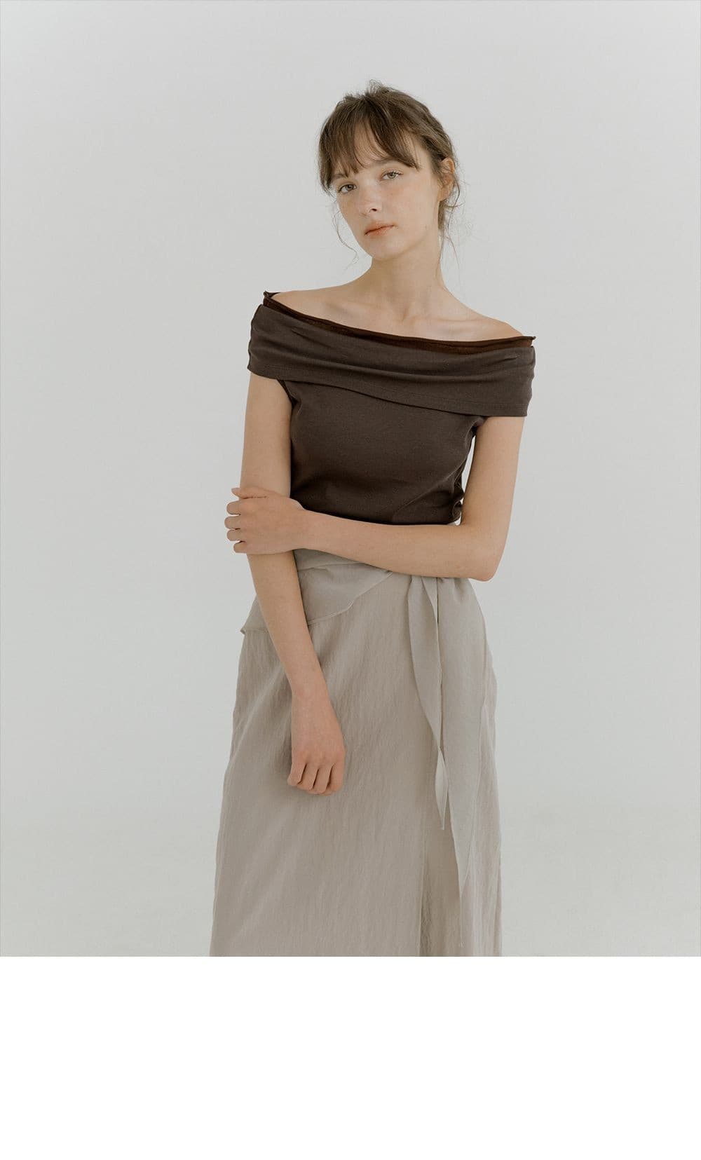 chiffon off-shoulder T-shirt (brown) orc 6073 — vue 5