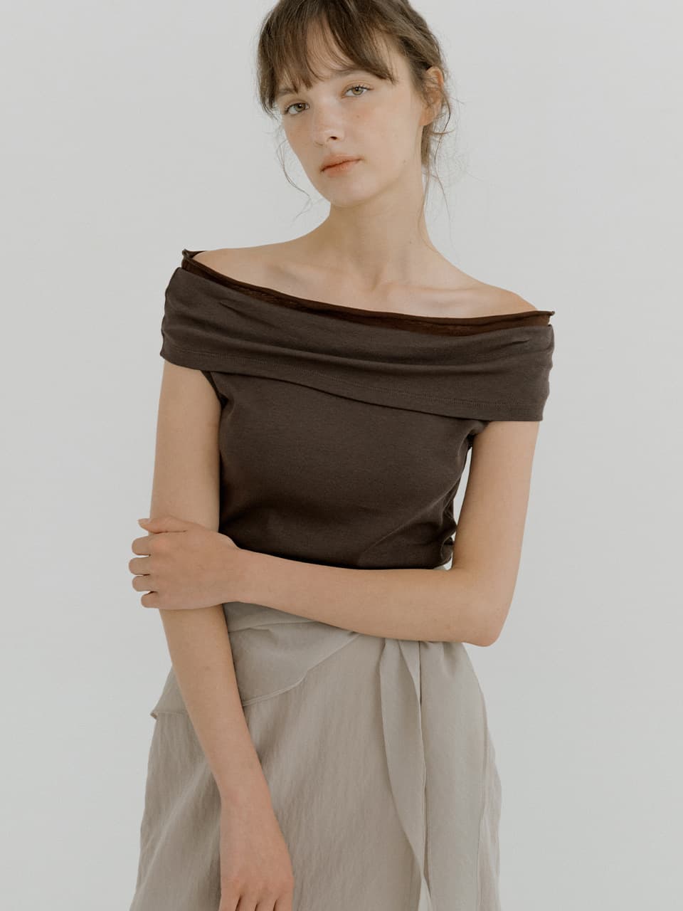 chiffon off-shoulder T-shirt (brown) orc 6073 — vue 1