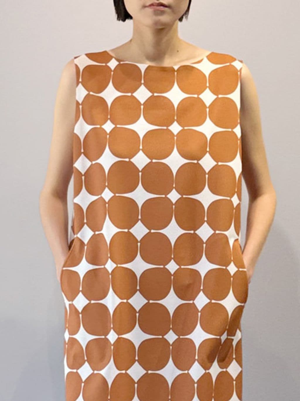 Moon Jar Modern Dot Basic Dress (Brown) — vue 2