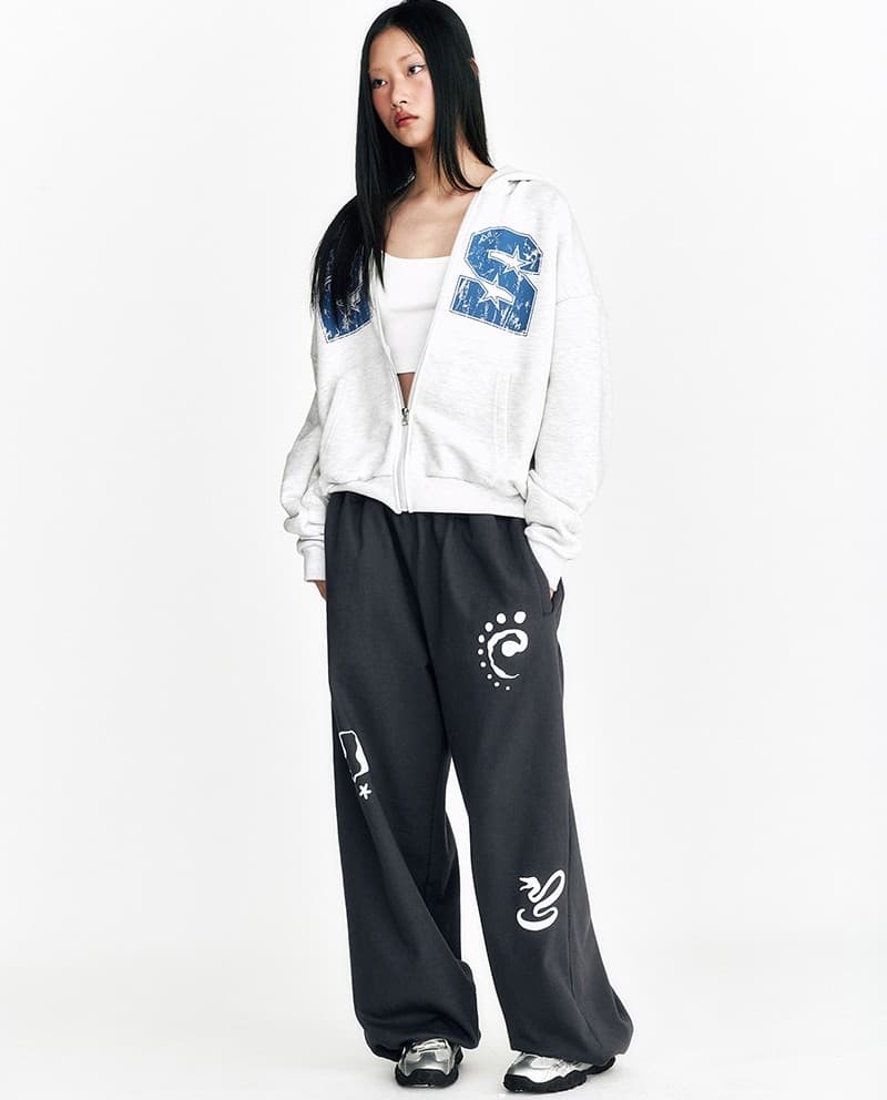Symbol Embossed Sweat Pants Charcoal — vue 7