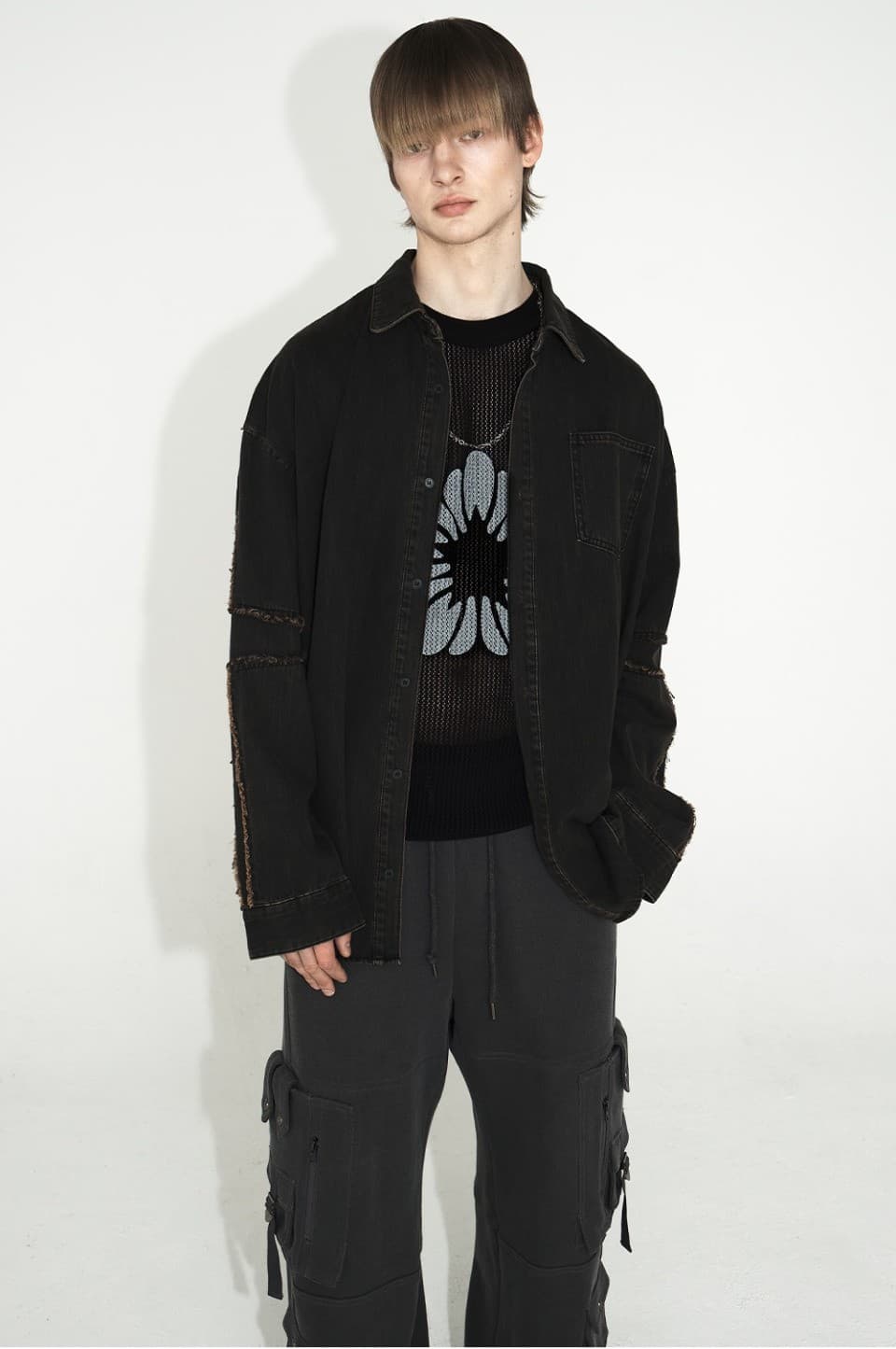 Cross Raw Edge Denim Shirt (Black) — vue 4