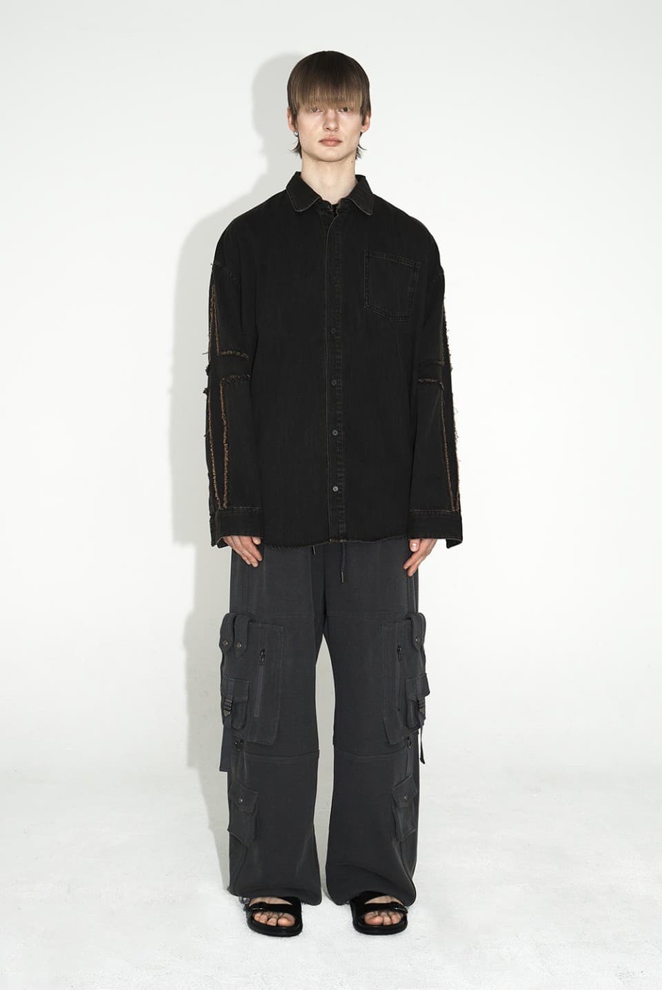 Cross Raw Edge Denim Shirt (Black) — vue 6