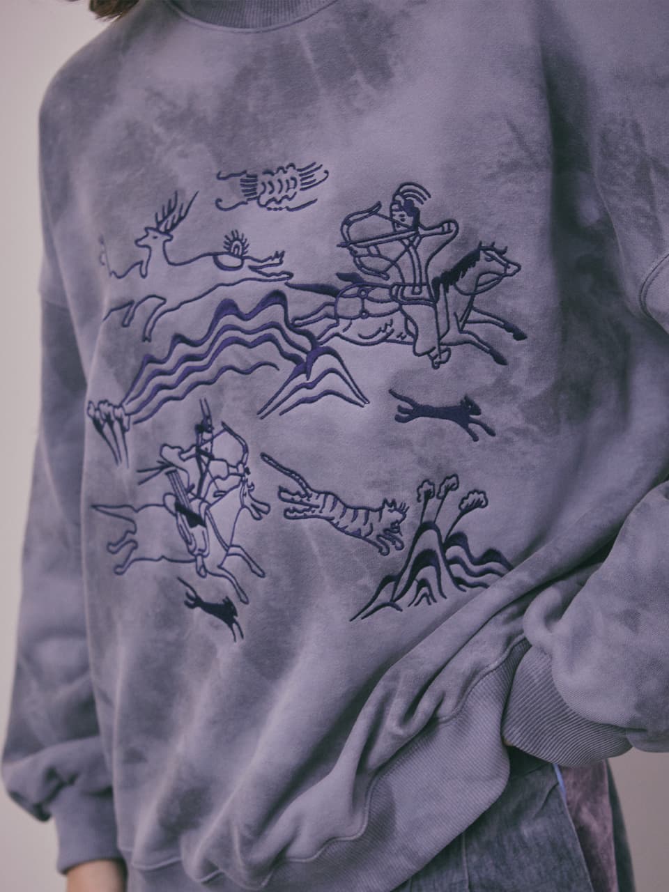 Royal Hunting Scene Sweatshirt (Navy) — vue 18