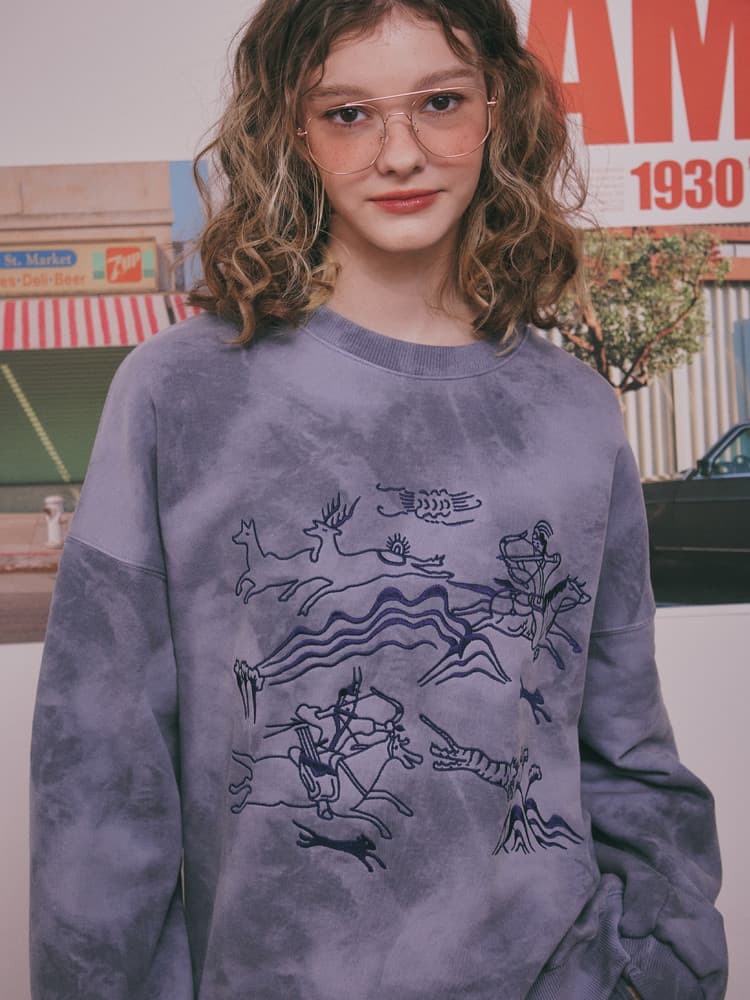 Royal Hunting Scene Sweatshirt (Navy) — vue 3