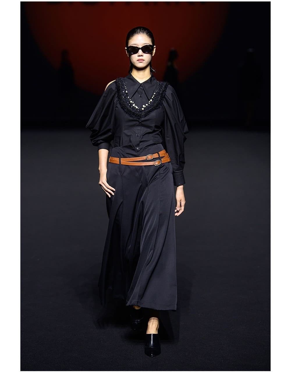 Open-Shoulder Black Blouse — vue 2