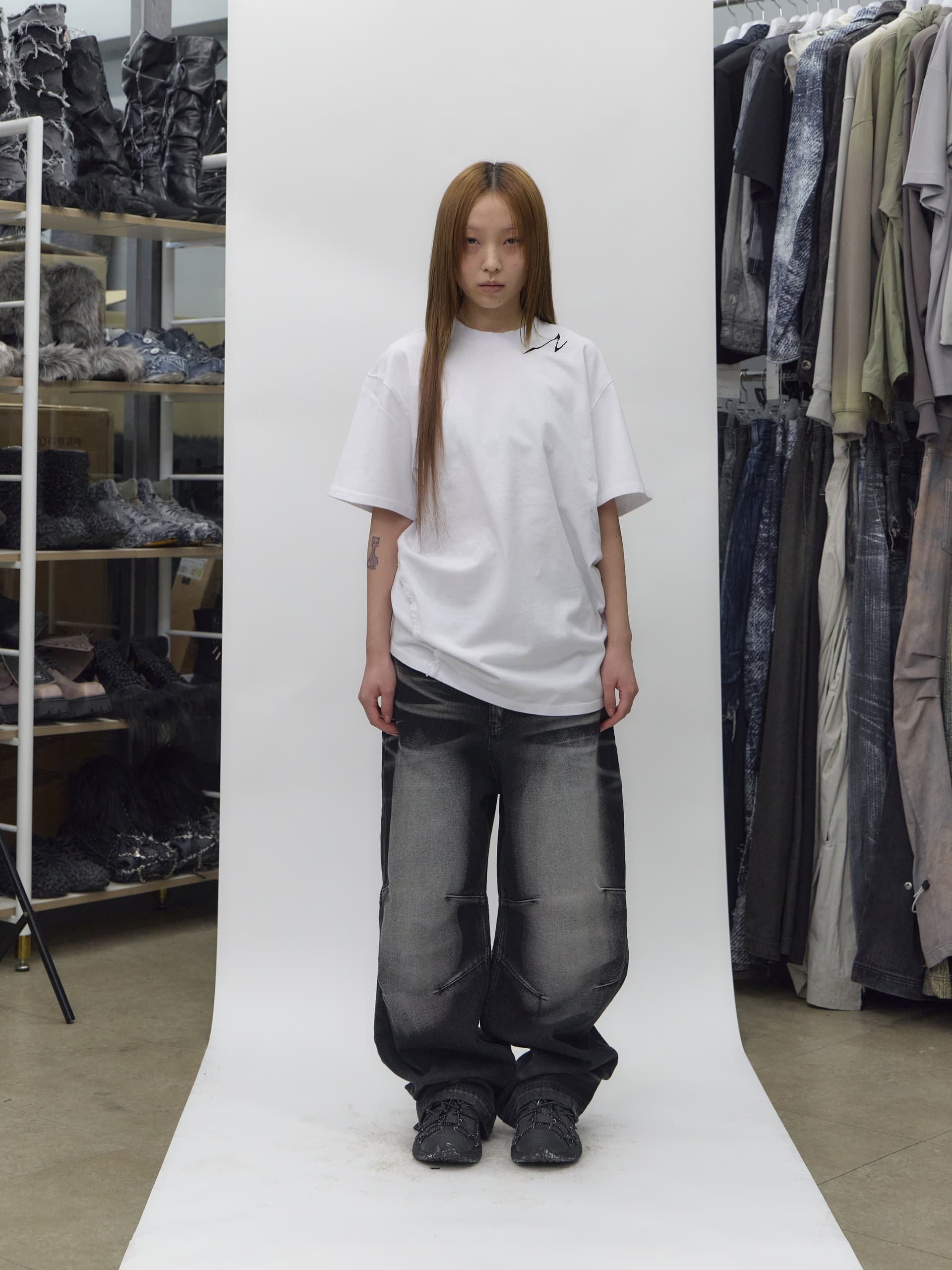 Embossed Wave Washing Wide Denim Pants Black — vue 2