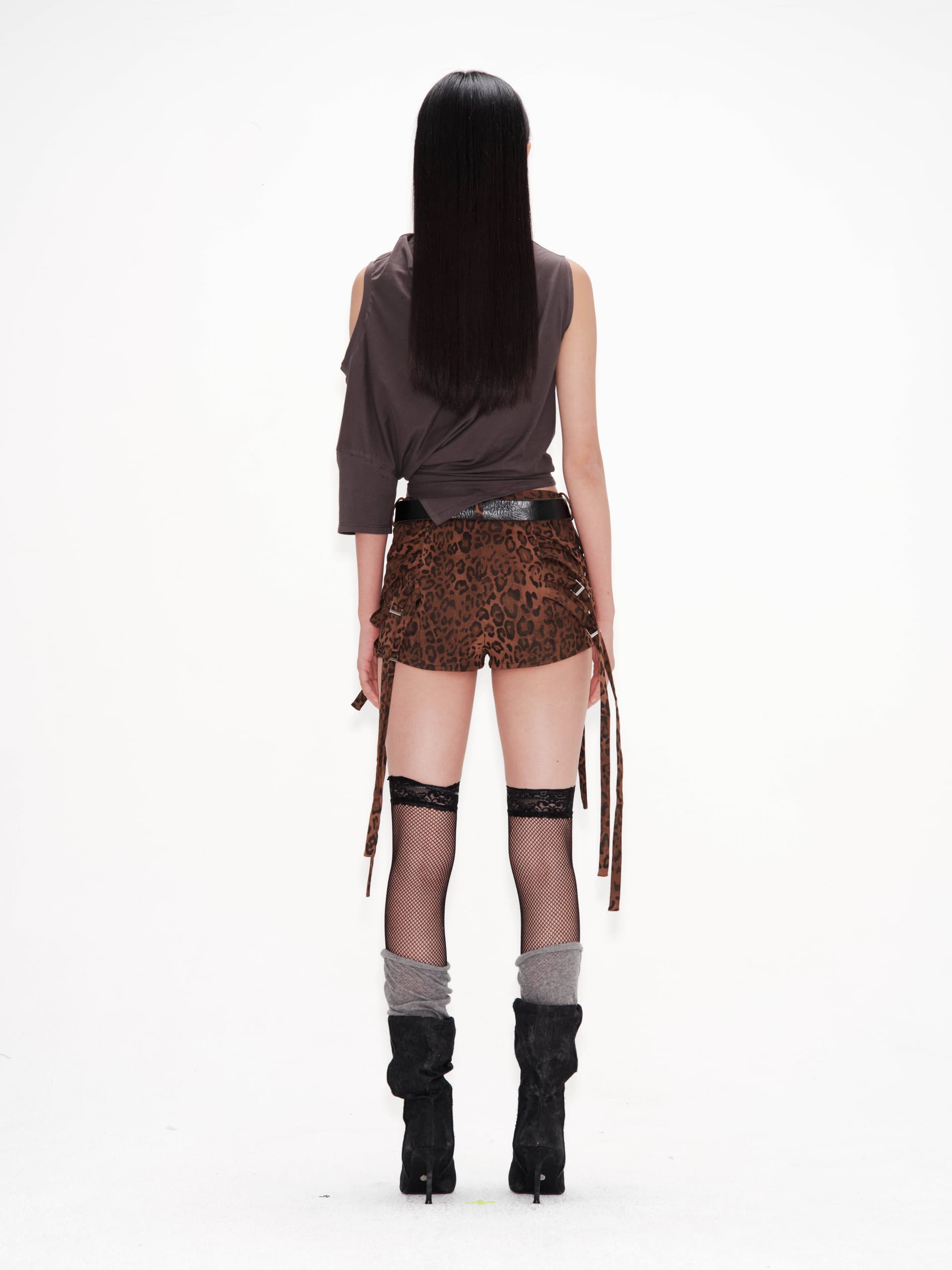Side Strap Detail Leopard Shorts — vue 3
