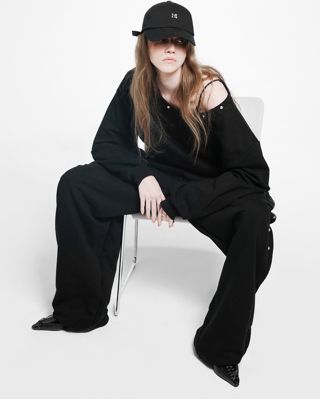 Holy Symbol Off-shoulder Sweatshirt_BLACK — vue 4