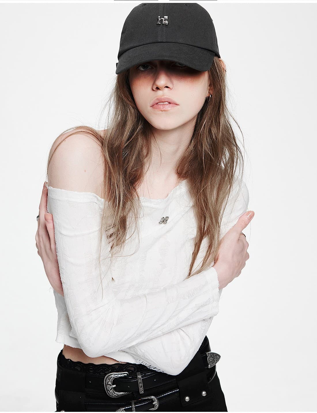 Holy Symbol Ripped Off-shoulder Top_WHITE — vue 3