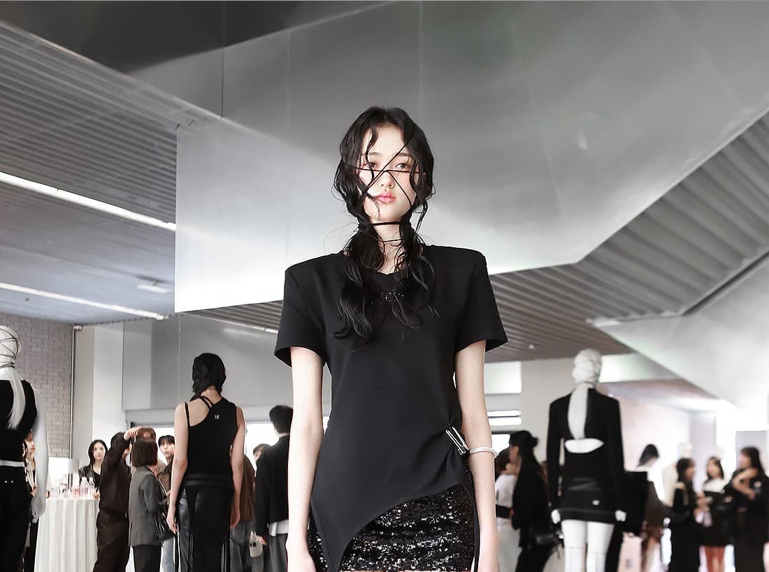 Shoulder-padded waffle T-shirt _ Black — vue 9