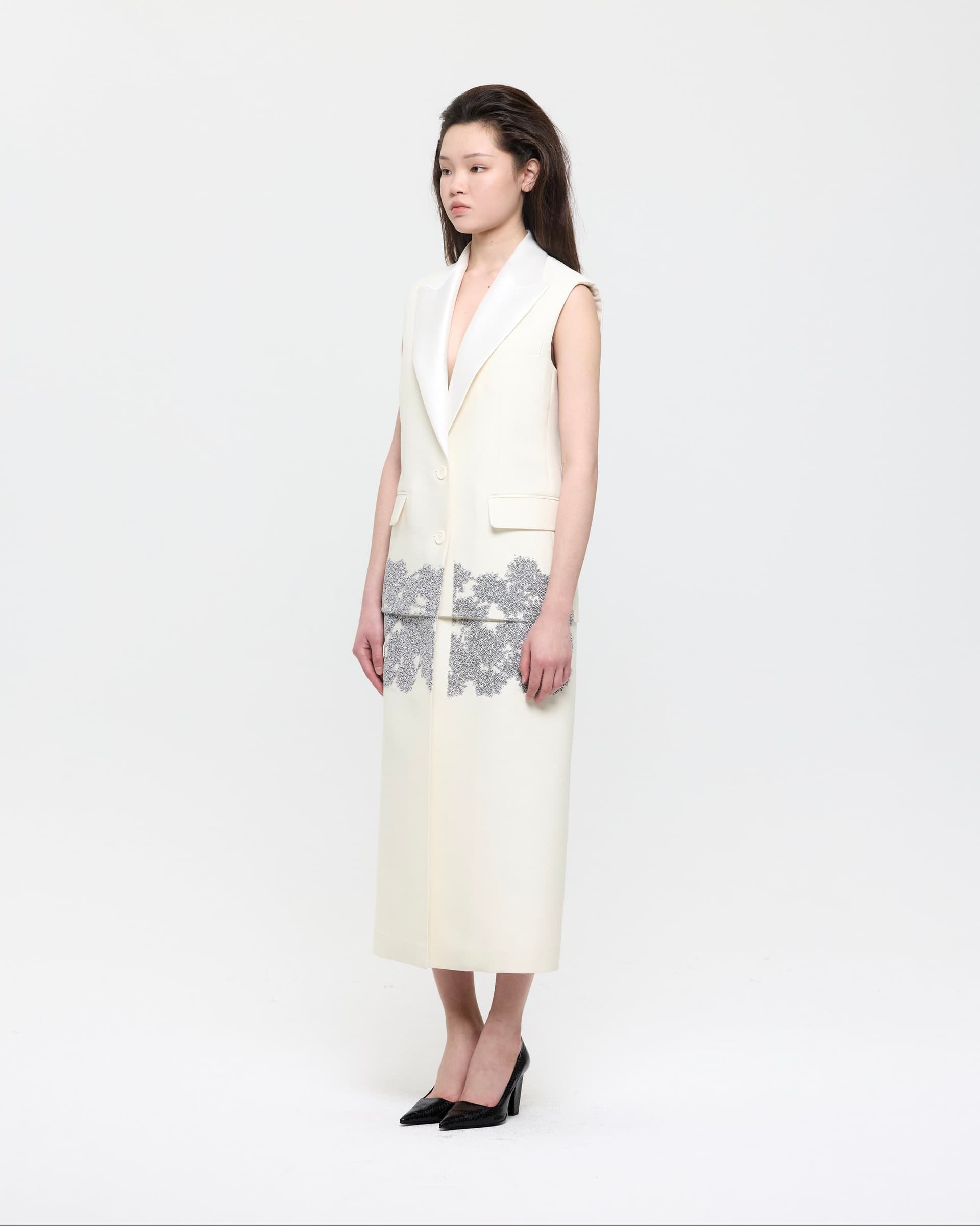 Daisy Embroidered Ivory Sleeveless Coat — vue 3