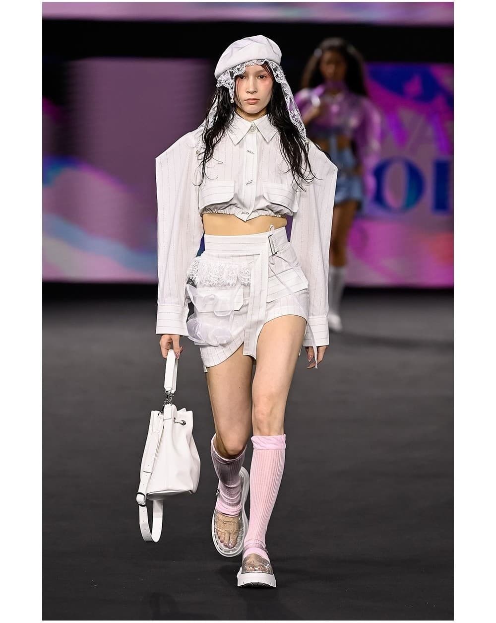 26SS White Striped Point Shoulder Crop Pants — vue 2