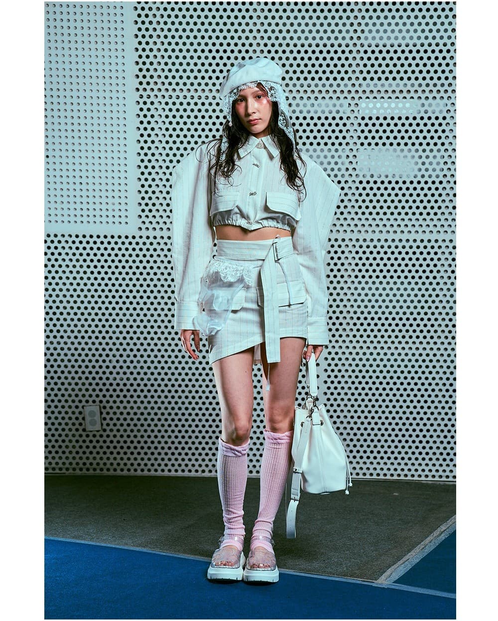 26SS White Striped Point Shoulder Crop Pants — vue 3