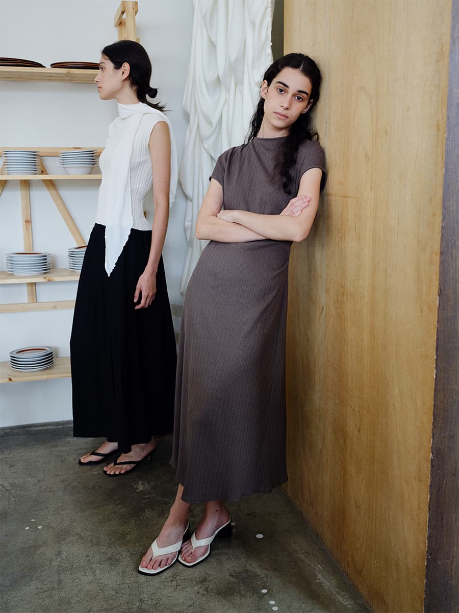 TIR ASYMMETRIC RIBBED COTTON DRESS_BROWN — vue 3