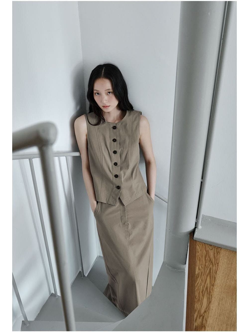 Essential Button Vest (Khaki) — vue 3