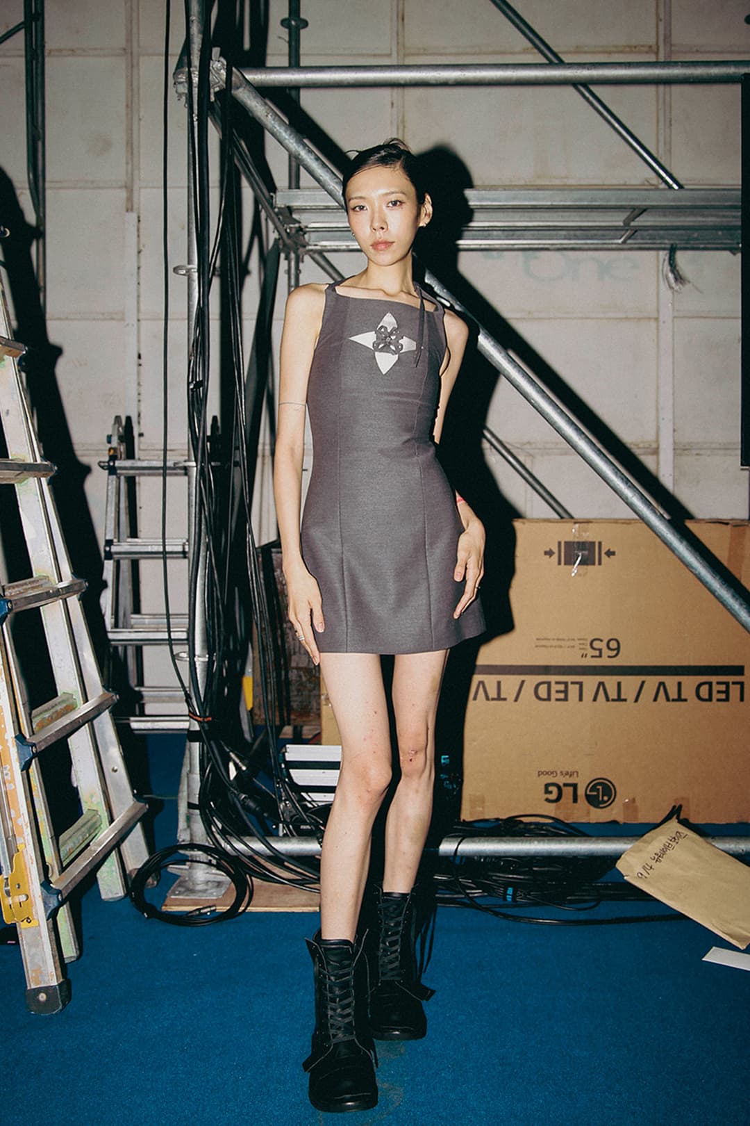 Origami Laser-Cut Mini Dress (Grey) — vue 7