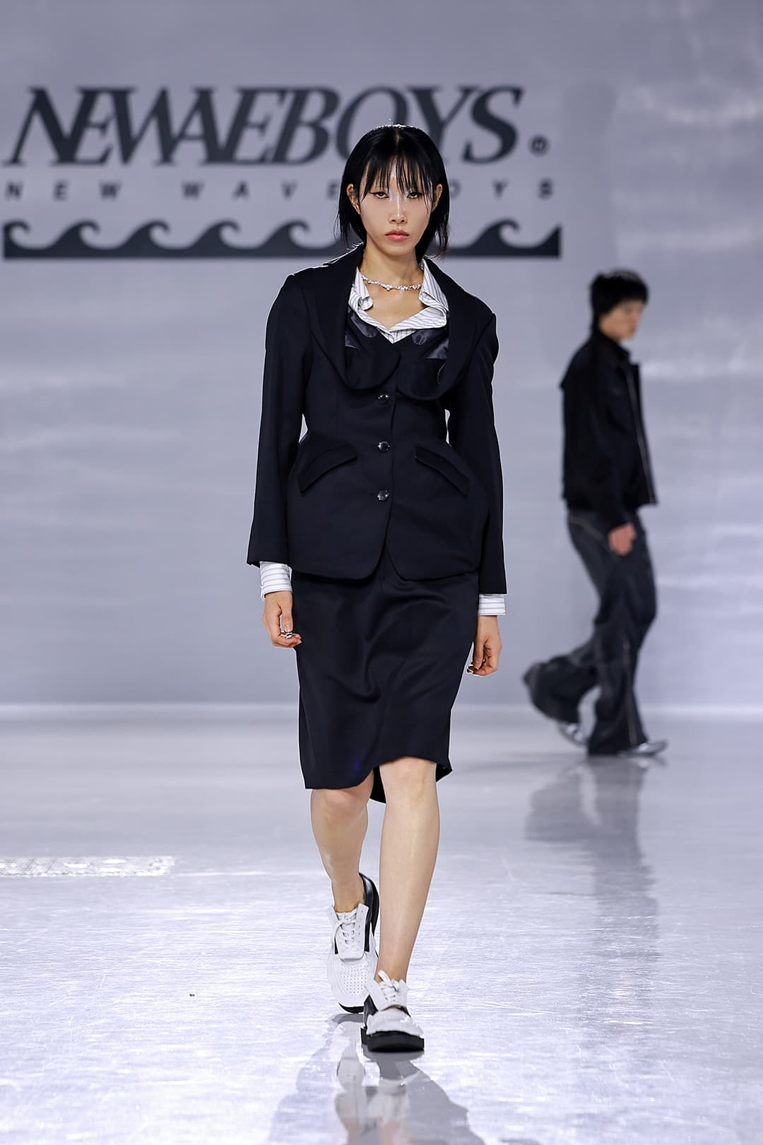Origami Collar Hourglass Blazer (Black) — vue 6