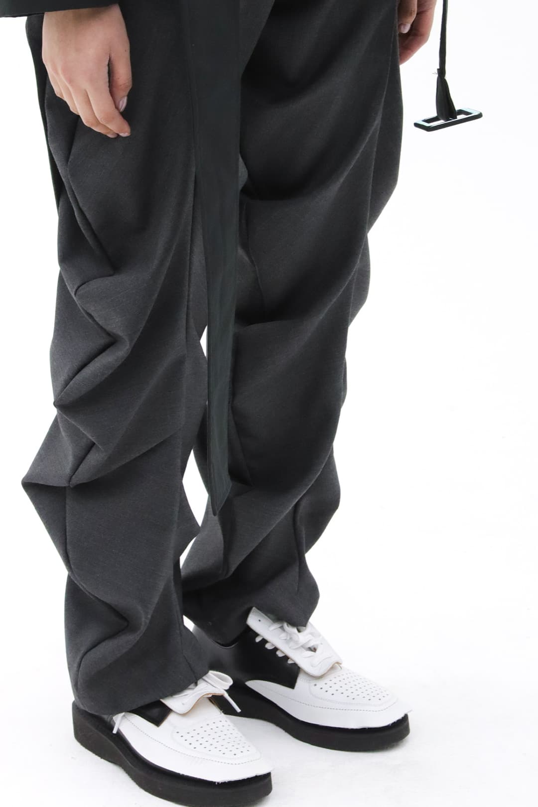 Double Draped Wave Trousers (Grey) — vue 5