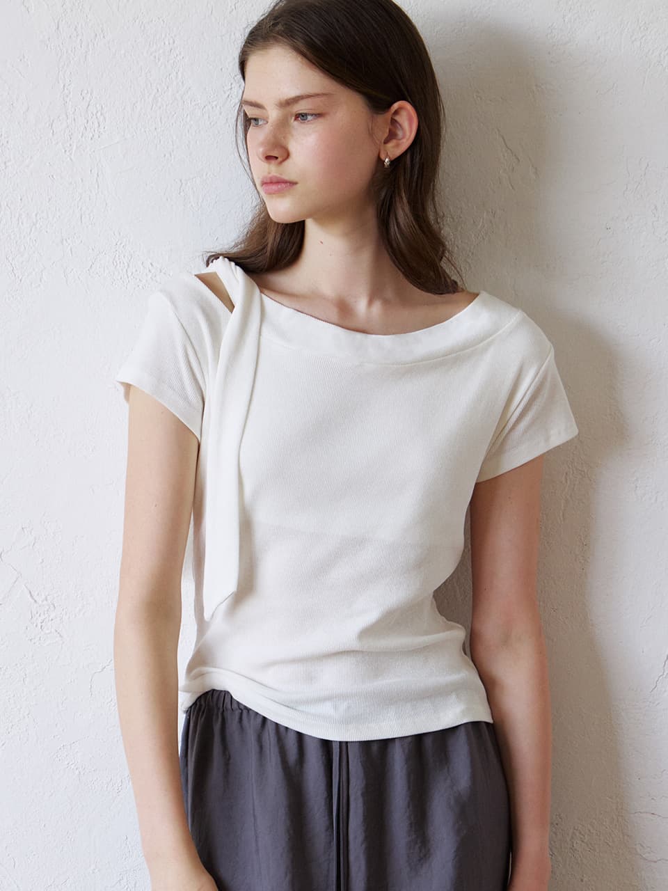 off-shoulder tie T-shirt (ivory) orc 6045 — vue 2