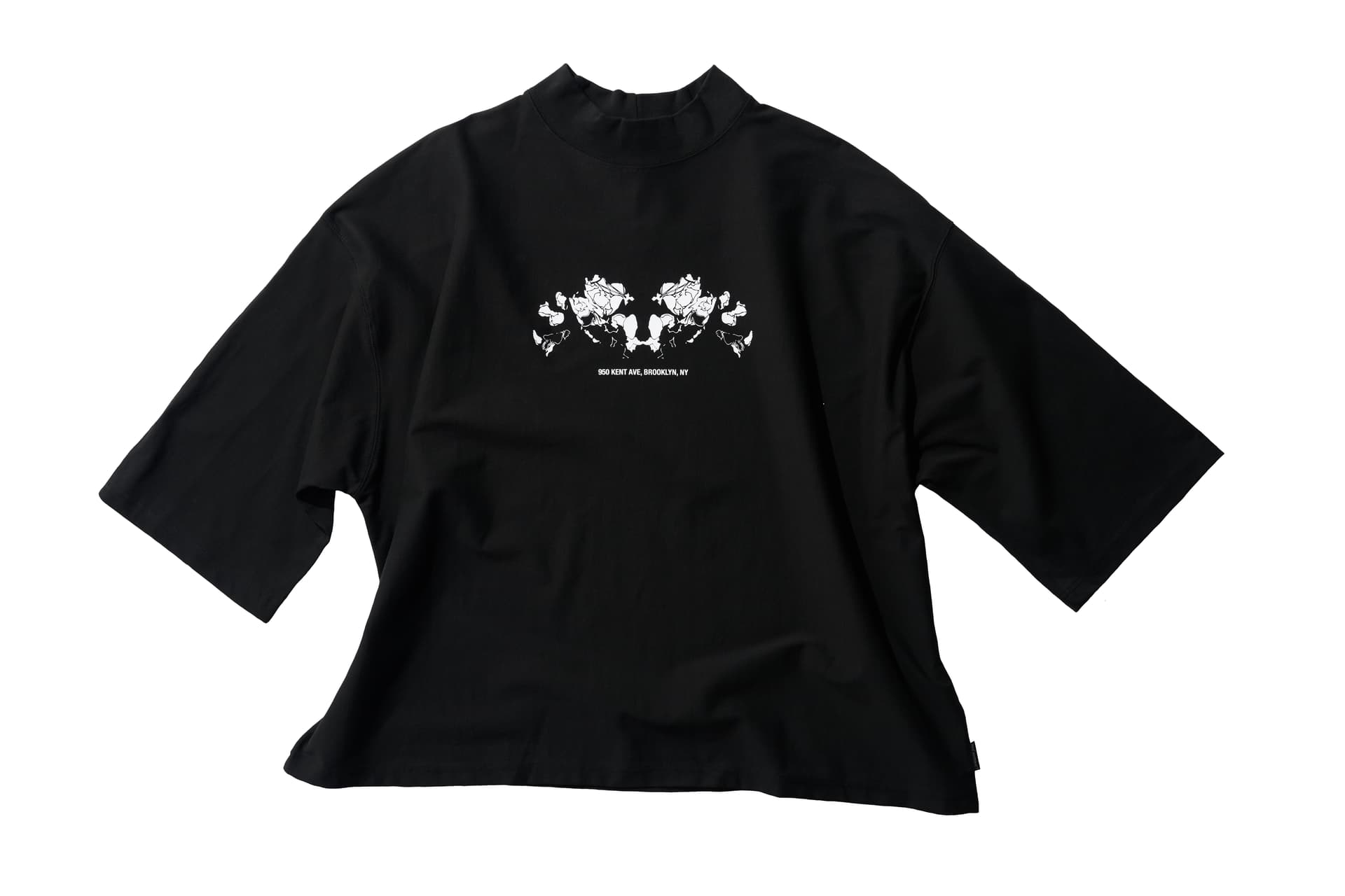 Flower Embroidered T-shirt (Black) — vue 3