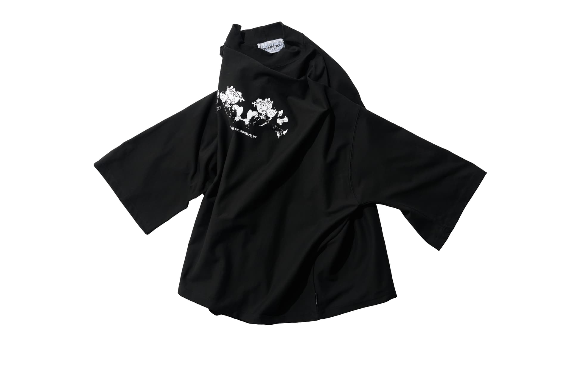 Flower Embroidered T-shirt (Black) — vue 4