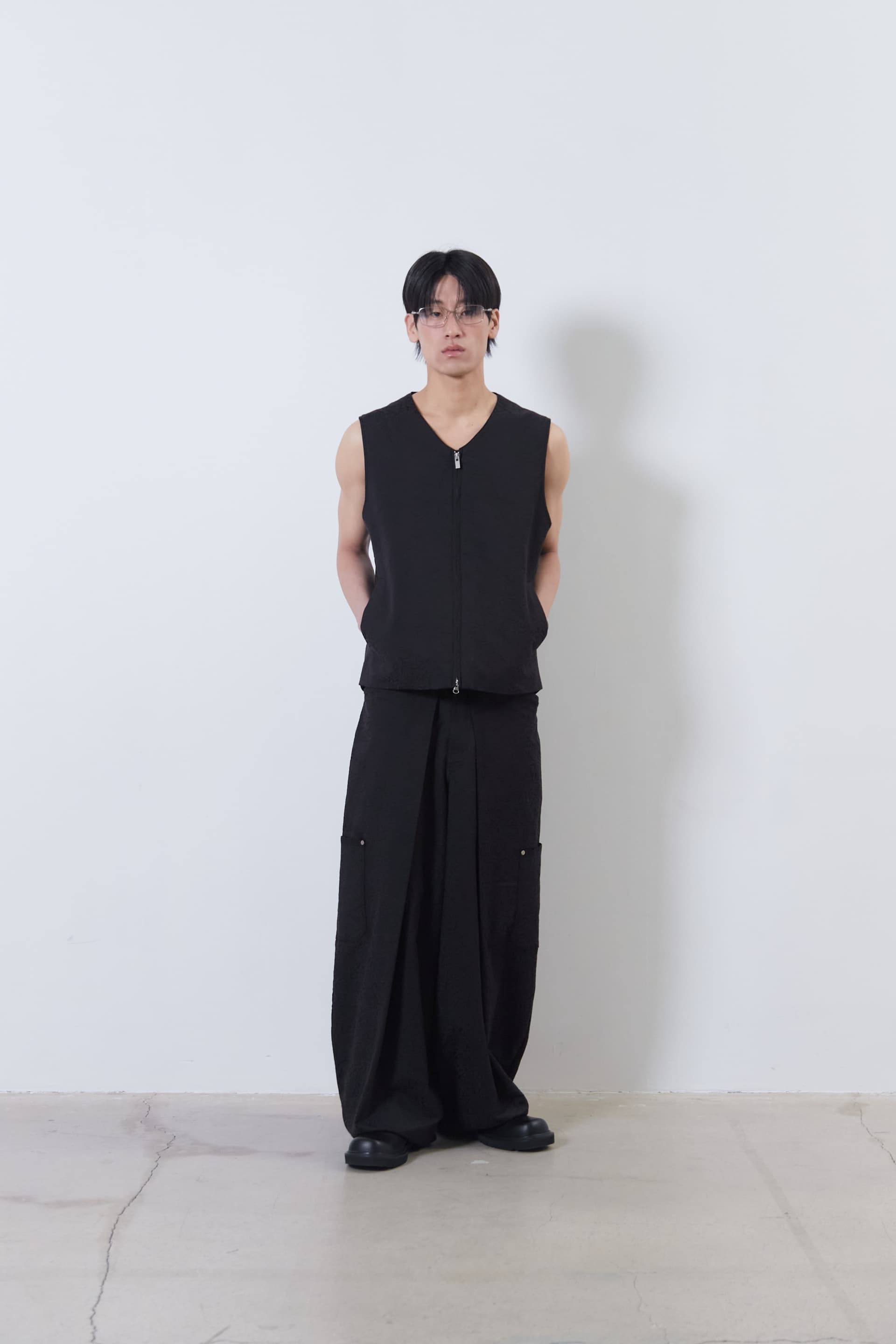 Flower Jacquard Belted Vest (Black, Men) — vue 2