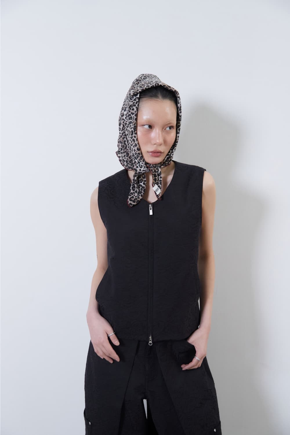 Flower Jacquard Belted Vest (Black, Women) — vue 12