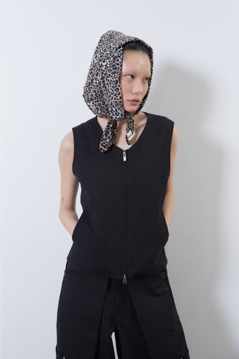 Flower Jacquard Belted Vest (Black, Women) — vue 13