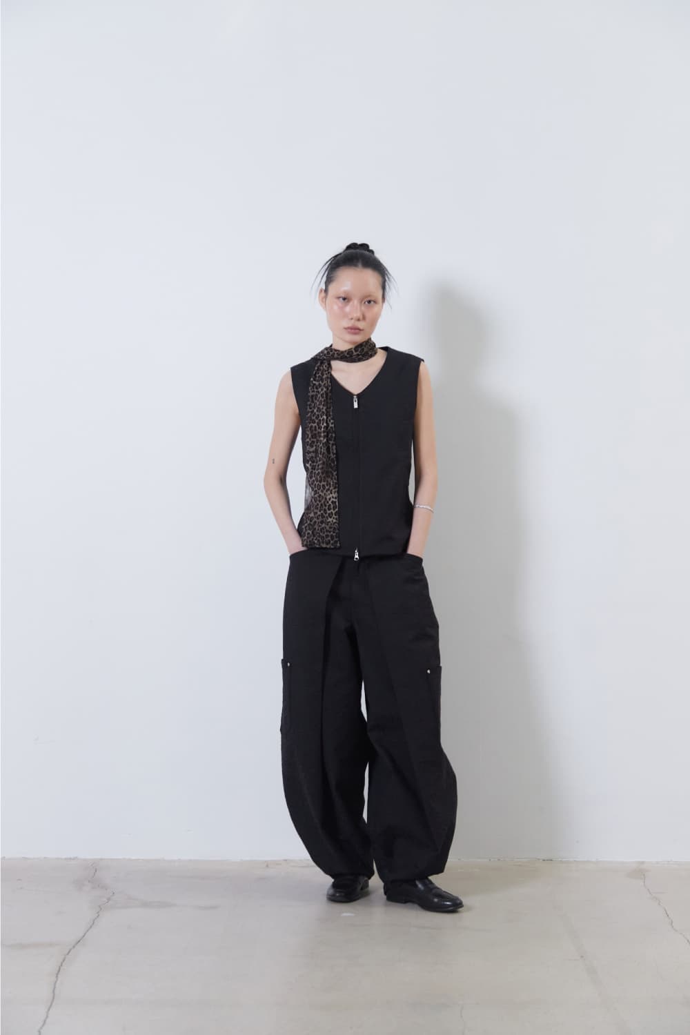 Flower Jacquard Belted Vest (Black, Women) — vue 14