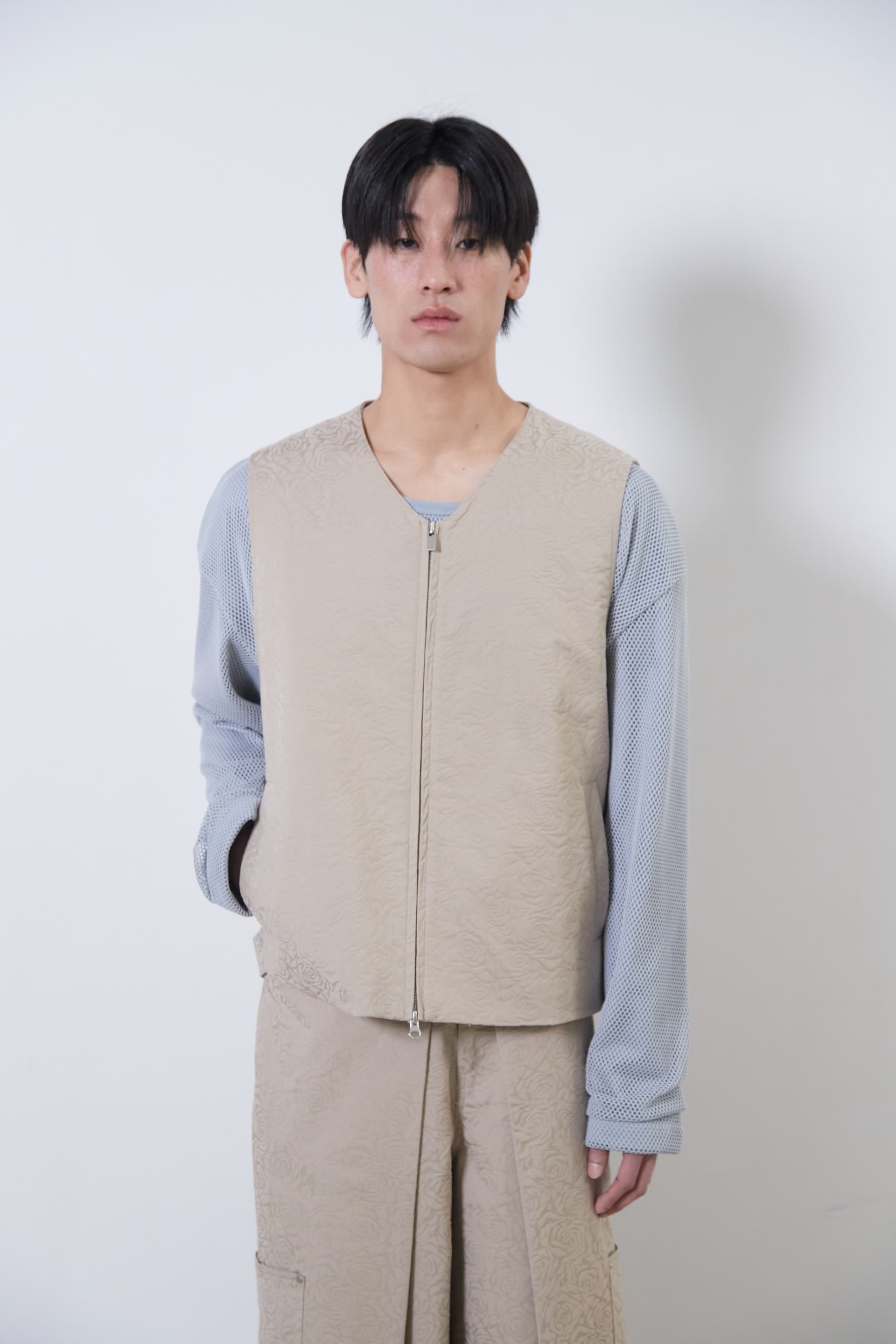 Flower Jacquard Belted Vest (Beige, Men) — vue 1