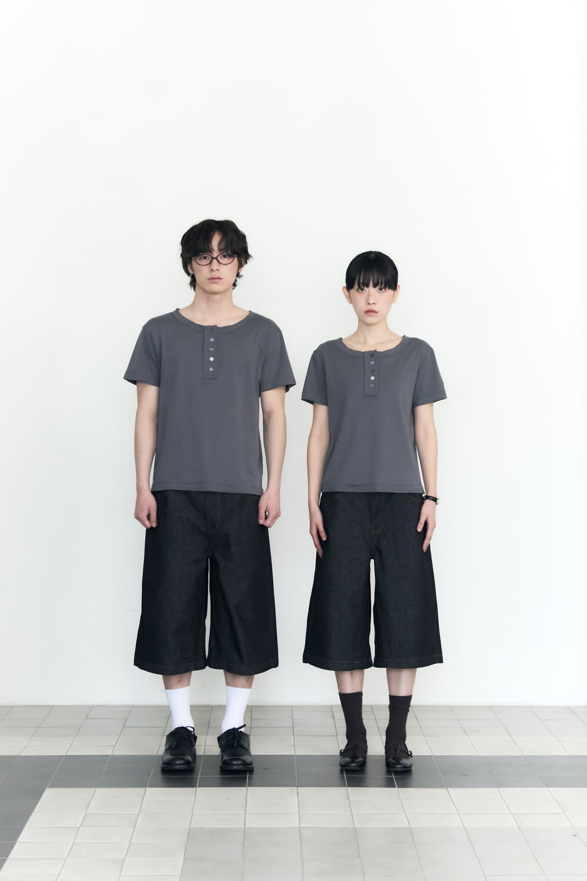 5 Button Henry Neck (Charcoal) — vue 2