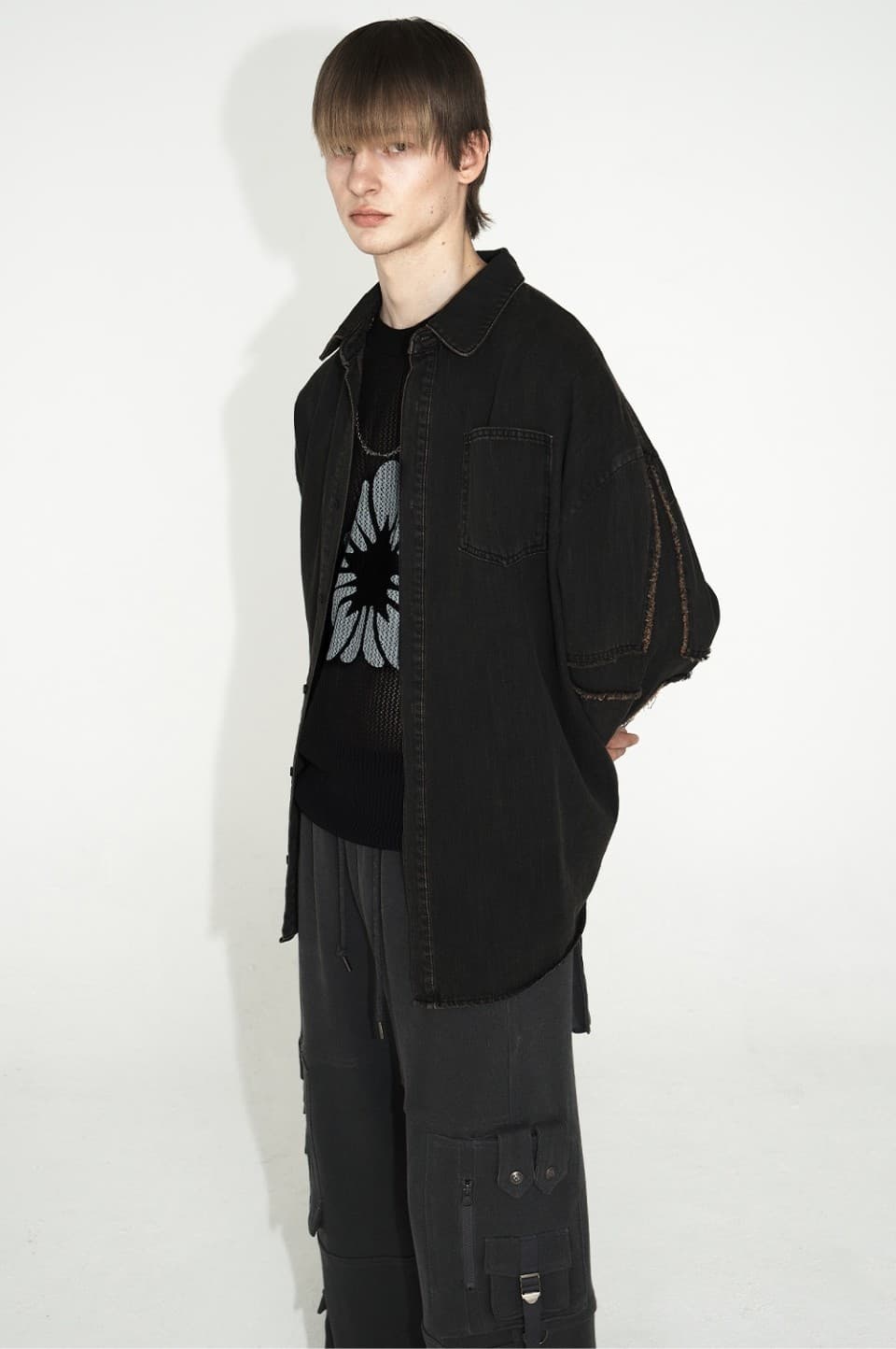 Cross Raw Edge Denim Shirt (Black) — vue 5